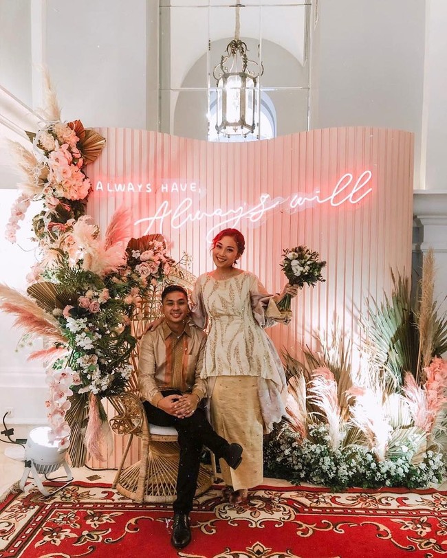 Saat lamaran, Ayla dan Rama mengadakan prosesi tersebut di Gran Mahakam Hotel. Ayla mengenakan atasan beraplikasi payet bernuansa tradisional rancangan Didiet Maulana. Ayla dan Rama pun tampak sama-sama mengenakan songket. Foto: Instagram @ayladimitri
