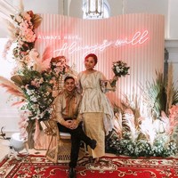 Saat lamaran, Ayla dan Rama mengadakan prosesi tersebut di Gran Mahakam Hotel. Ayla mengenakan atasan beraplikasi payet bernuansa tradisional rancangan Didiet Maulana. Ayla dan Rama pun tampak sama-sama mengenakan songket. Foto: Instagram @ayladimitri