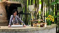 Wanita yang disebut sebagai selingkuhan Travis Scott ini berusia 27 tahun. Namun, pose sambil memegang gulungan adonan ini terlihat masih belia bukan? Foto: Instagram @yungsweetro