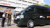 Kepala RSPAD Gatot Soebroto Dr. dr. Terawan Agus Putranto Sp.Rad. (kanan) bersama Presiden Direktur Astra Prijono Sugiarto memegang kendi yang airnya akan diguyurkan ke salah satu dari lima unit Hiace yang diserahkan Astra kepada RSPAD Gatot Soebroto di Jakarta (7/10/2019). Istimewa/Dok. Astra.