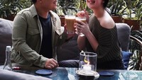 Santai bareng teman paling enak minum kopi. Seperti Agtaha yang sudah memegang segelas es kopi ukuran besar. Slurpp! Foto: Istimewa