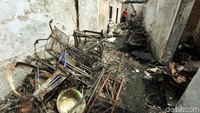 Sebuah sepeda hanya menyisakan kerangkanya saja. Semua bannya hangus terbakar.