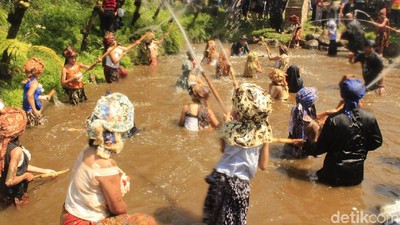 Ritual di Bandung Barat: Basah-basahan Sampai Kerasukan