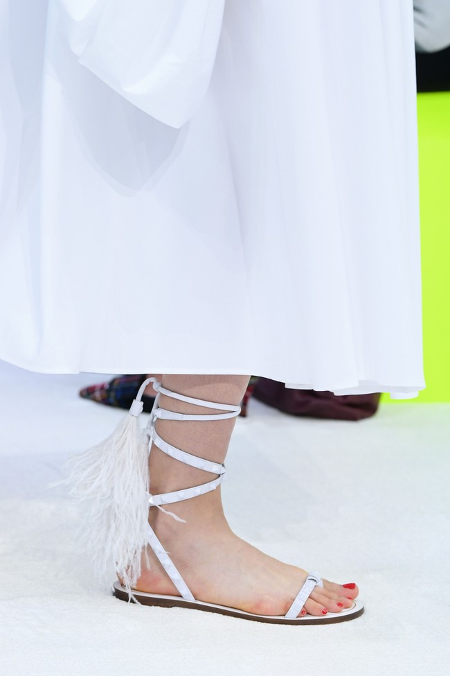 Kali ini, sendal bergaya gladiator hadir dengan temali tambang dan dekorasi berupa fringe. (Foto: Getty Images)