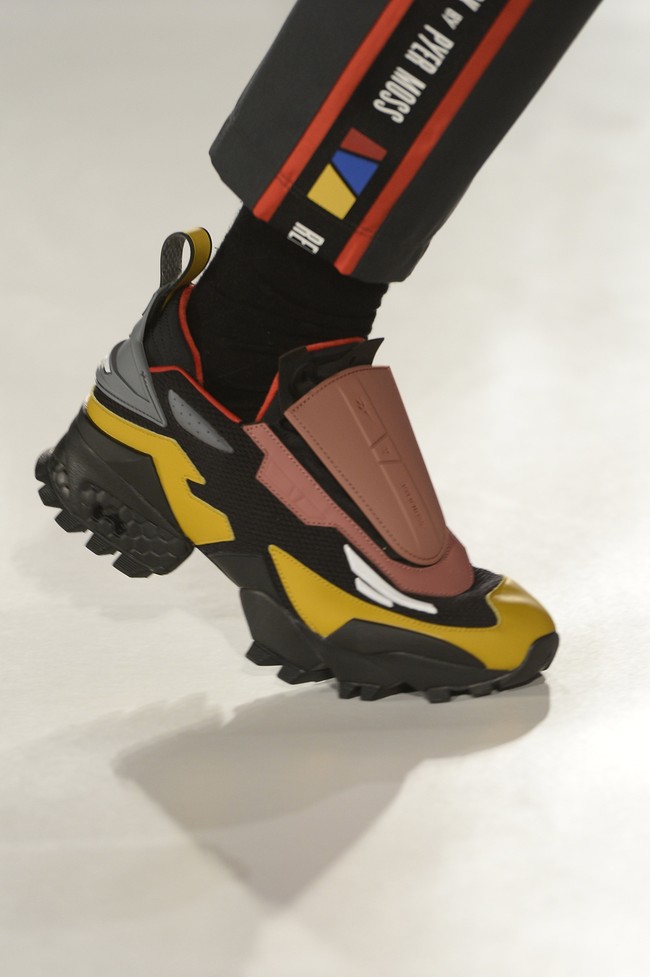 Hasrat sneakershead juga terakomodasi lewat kehadiran alas kaki kasual bergaya futuristik dari Pyer Moss. (Foto: Getty Images)