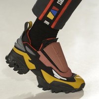 Suka Pengalaman BaruBelakangan banyak brand merilis sepatu dengan desain unik dan kombinasi warna tak biasa. Biasanya orang yang memilih alas kaki itu menyukai pengalaman baru dan suka keluar zona nyaman. Foto: Getty Images