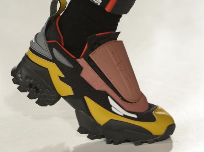 Suka Pengalaman BaruBelakangan banyak brand merilis sepatu dengan desain unik dan kombinasi warna tak biasa. Biasanya orang yang memilih alas kaki itu menyukai pengalaman baru dan suka keluar zona nyaman. Foto: Getty Images