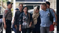 Dia terpidana korupsi kasus Sistem Penyediaan Air Minum (SPAM), Yuliana Enganita Dibyo dan Irene Irma tiba di Gedung KPK, Jakarta, Senin, (7/10/2019). 