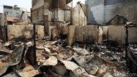 Selain atap, perabotan rumah tangga juga hangus terbakar.