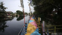 Ada Dermaga Cinta yang terbuat dari bambu, juga menjadi spot menarik pengunjung untuk datang berfoto mengabadikan kedatangan mereka ke Hutan Bambu tersebut. Bahkan, di Dermaga Cinta itu dicat dengan warna-warni, di tengahnya ada bambu berbentuk hati yang cocok dijadikan spot foto kekinian bagi anak muda.