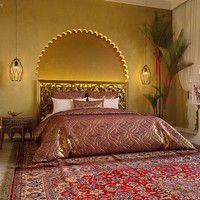 Karpet Persia, selimut berhias benang emas, lampu-lampu dari kuningan sampai sofa merah bata adalah furnitur yang akan dipilih Jafar jika dia ada di dunia nyata. Mewah dan regal. Gaya interior yang sangat menggambarkan Jafar. Foto: Dok. Boredpanda/Angies List