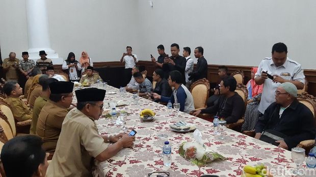 Gubernur Banten Wahidin Halim menyemangati warganya yang kembali ke Banten karena rusuh di Papua.