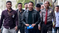 Bupati Lampung Utara Agung Ilmu Mangkunegara yang terjaring operasi tangkap tangan (OTT) KPK tiba di gedung KPK, Jakarta, Senin (7/10/2019).