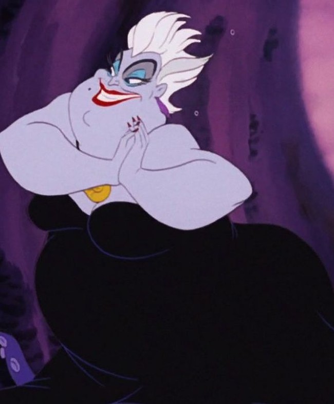 Ursula di cerita The Little Mermaid punya warna paling ikonik di antara villain lainnya. Ungu kebiruan dan hitam. Maka kamarnya pun ditata dengan palet seperti itu. Foto: Istimewa