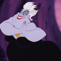 Ursula di cerita The Little Mermaid punya warna paling ikonik di antara villain lainnya. Ungu kebiruan dan hitam. Maka kamarnya pun ditata dengan palet seperti itu. Foto: Istimewa