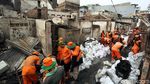 Warga Taman Sari Bersihkan Puing-puing Sisa Kebakaran
