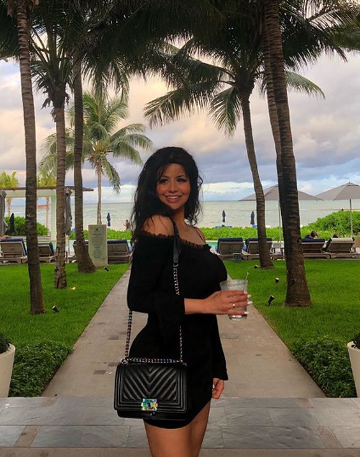 Momen Kulineran Rojean Kar, Model Seksi Selingkuhan Travis Scott