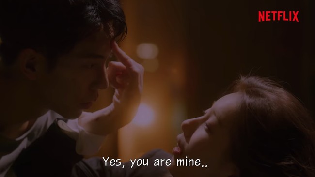 Dalam adegan, Suzy yang mabuk tampak mencium Seung Gi yang berusaha menyadarkannya. Foto: Netflix