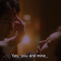 Dalam adegan, Suzy yang mabuk tampak mencium Seung Gi yang berusaha menyadarkannya. Foto: Netflix