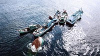 Penenggelaman kapal pelaku illegal fishing dilakukan dengan mengacu pada Pasal 76A UU No. 45/2009 tentang Perubahan atas UU No 31/2004 tentang Perikanan, yaitu benda dan/atau alat yang digunakan dalam dan/atau yang dihasilkan dari tindak pidana perikanan dapat dirampas untuk negara atau dimusnahkan setelah mendapat persetujuan ketua pengadilan negeri, dan berdasarkan putusan pengadilan yang telah memiliki kekuatan hukum tetap sebagaimana diatur dalam KUHAP. Istimewa/Kementerian Kelautan dan Perikanan.