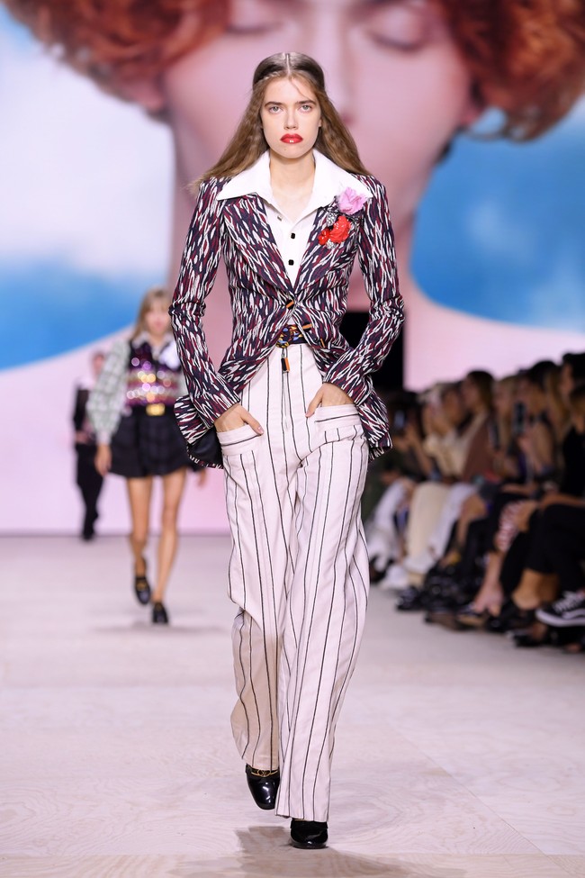 Fashion show Louis Vuitton di Paris Fashion Week, Selasa (1/10/2019) mempersembahkan koleksi busana yang terinspirasi abad ke-18 untuk musim semi 2020. (Photo by Pascal Le Segretain/Getty Images.