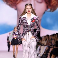 Fashion show Louis Vuitton di Paris Fashion Week, Selasa (1/10/2019) mempersembahkan koleksi busana yang terinspirasi abad ke-18 untuk musim semi 2020. (Photo by Pascal Le Segretain/Getty Images.