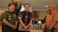 Kepala RSPAD Gatot Soebroto Dr. dr. Terawan Agus Putranto Sp.Rad. (kiri) berbincang bersama Presiden Direktur Astra Prijono (tengah) dan Chief of Corporate Affairs Astra Pongki Pamungkas (kanan) sebelum acara penyerahan lima unit Hiace dari Astra untuk RSPAD Gatot Soebroto. Penyerahan 5 unit mobil HiAce kepada RSPAD Gatot Soebroto tersebut merupakan bagian dari program kontribusi sosial berkelanjutan Astra di bidang kesehatan, Astra Untuk Indonesia Sehat. Istimewa/Dok. Astra.