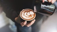 Latte - Secangkir kecil latte mengandung susu kurang lebih sebanyak 220 ml.  Jika Anda menikmati secangkir latte tanpa gula, kalori yang terdapat pada jenis kopi ini sebesar 120 kalori. Jumlah kalori tersebut sangat ideal untuk ukuran makanan ringan. Namun, jika Anda menambahkan gula, maka jumlah kalori akan bertambah sebesar 16 kalor per 1 sendok teh.  Foto: iStock/istimewa