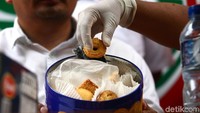 Dari tangan tersangka, polisi mengamankan kaleng biskuit Monde yang di dalamnya ada plastik hitam berisi sabu seberat 20,95 gram. 