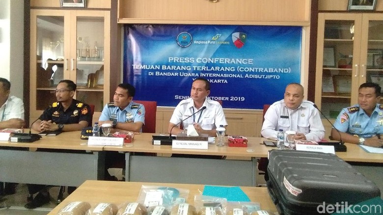 Penumpang Bawa Sabu Senilai Rp 5 M Ditangkap di Bandara Yogya Penumpang Bawa Sabu Senilai Rp 5 M Ditangkap di Bandara Yogya