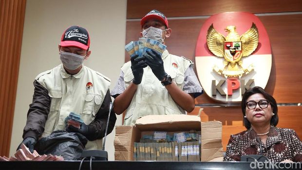 KPK menunjukkan barang bukti kasus suap Bupati Lampung Utara senilai Rp 728 juta.