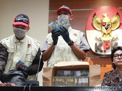 KPK Tunjukkan Uang Hasil OTT Bupati Lampung Utara