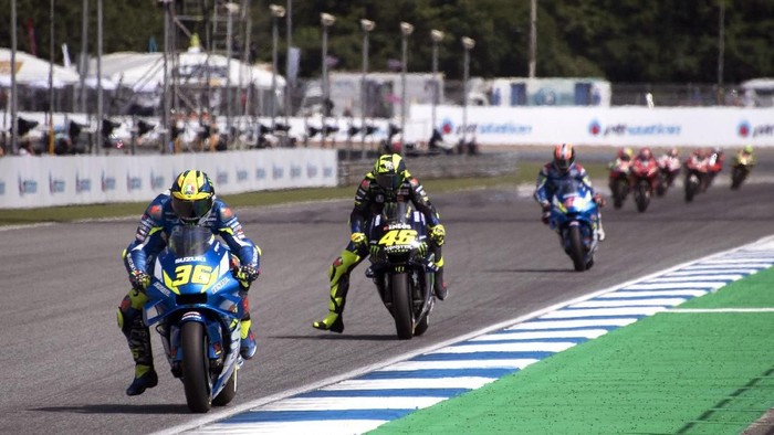 BANGKOK, THAILAND - OCTOBER 06:  Joan Mir of Spain and Team Suzuki ECSTAR leads the field during the MotoGP race during the MotoGP of Thailand - Race on October 06, 2019 in Bangkok, Thailand. (Photo by Mirco Lazzari gp/Getty Images)