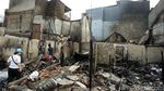 Warga Taman Sari Bersihkan Puing-puing Sisa Kebakaran