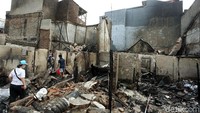 Warga terus berdatangan ke rumahnya yang telah ludes terbakar.