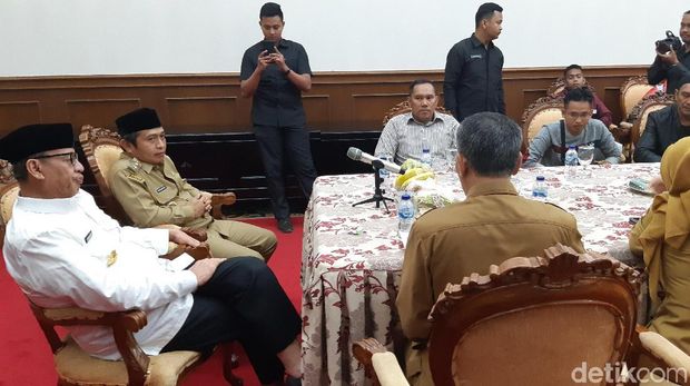 Gubernur Banten Wahidin Halim menyemangati warganya yang kembali ke Banten karena rusuh di Papua.