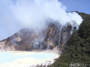 Pedagang dan Sopir di Area Kawah Putih Ikut Bantu Atasi Api