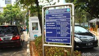 Saat ini tarif parkir sepeda motor Rp 2000/jam, truk Rp 6.000 untuk satu jam pertama, dan mobil Rp 4.000 untuk satu jam pertama.