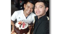Daffa terlihat dekat dengan manajernya. Ia memberikan kejutan kue ulang tahun untuk sang manajer di hari spesial. Foto: Instagram da2_daffa_real