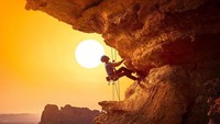 Arab Saudi menawarkan wisata adventure, seperti di panjat tebing (Instagram/Visit Saudi)