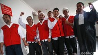 Begini ekspresi kelima terdakwa jelang sidang vonis yang akhirnya ditunda.