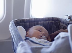 Pilot Bagikan Trik Cegah Bayi Rewel di Pesawat, Penasaran?
