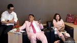 Nyentrik! Pakai Jas Pink, Hotman Paris Sambangi KPPU