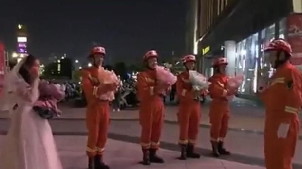 Bergaun Pengantin, Wanita Ini Nekat Datangi Tempat Kerja Pacar untuk Melamar