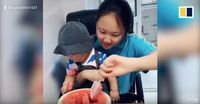 Pakai Cara Kocak, Remaja Ini Latih Adiknya Cicipi Makanan Sehat
