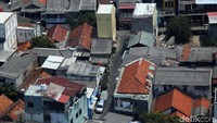 Jumlah penduduk tertinggi terdapat di rentang usia 25-29 tahun sebanyak 944,3 ribu jiwa, 35-39 tahun sebanyak 931,7 ribu jiwa, dan 30-34 tahun sebanyak 926,2 ribu jiwa.