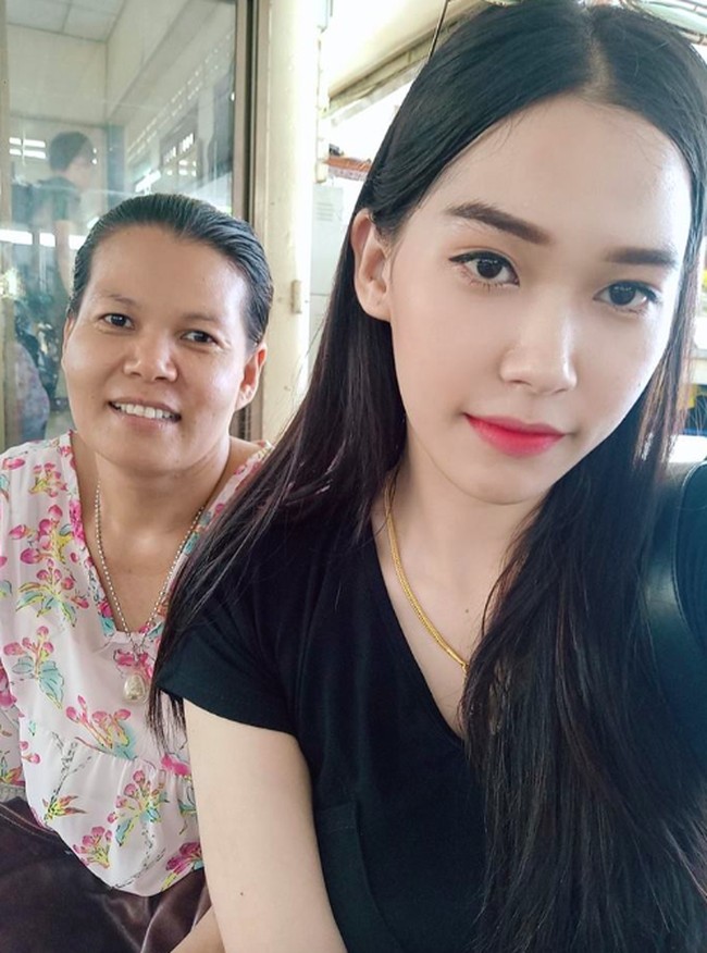 Setelah sebelumnya putus sekolah, Khanittha kini juga menempuh pendidikan di University of the Thai Chamber of Commerce (UTCC) jurusan manajemen bisnis penerbangan. Foto: Facebook