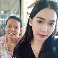 Setelah sebelumnya putus sekolah, Khanittha kini juga menempuh pendidikan di University of the Thai Chamber of Commerce (UTCC) jurusan manajemen bisnis penerbangan. Foto: Facebook