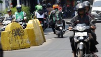 Para pemotor nekat melawan arus untuk mempersingkat waktu dan jarak tempuh.