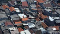 Sementara itu, jumlah penduduk terendah terdapat di rentang usia 75 tahun ke atas sebanyak 120,3 ribu jiwa, 70-74 tahun sebanyak 155,3 ribu jiwa, dan 65-59 tahun sebanyak 250,7 ribu jiwa.